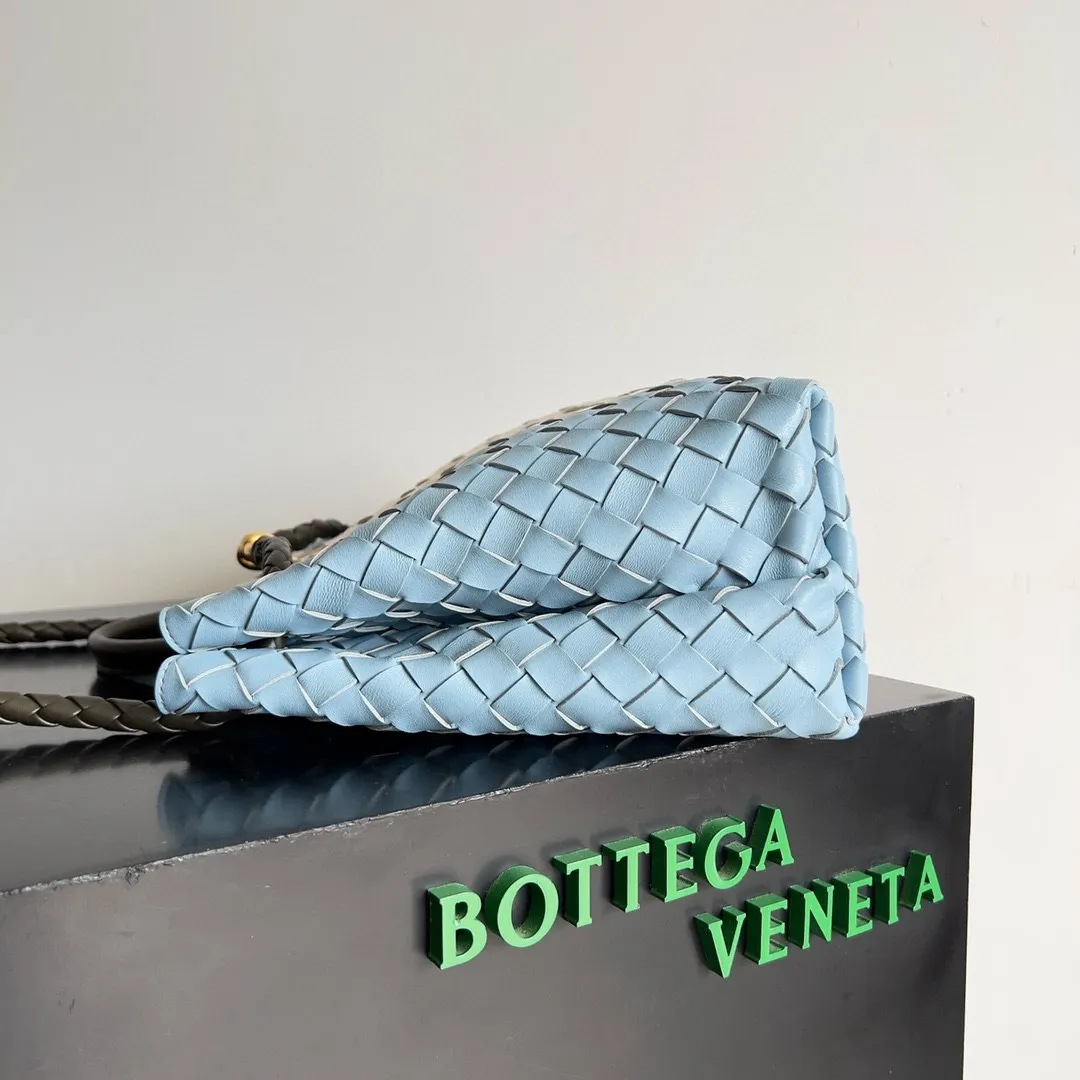 The 2023 new Andiamo batch of 3060 BV is shipped‼ ️Really popular🔥The new Andiamo woven handbag launched by Bottega Veneta this season is really popular all over the world! ! Celebrities at home and abroad have worn it, and Oscar-winning actress Michelle Yeoh has taken it out on the street. Song Jia, Trai Yara, Yu Feihong, Sanji Ayaka, Rosie Hunting-Whiteley, Yoshioka Riho, etc. have all picked up this bag. It is classic and versatile, showing off its temperament, and the bag capacity is also large, which is very convenient for daily commuting! ! A variety of carrying methods, the shoulder straps can be adjusted by yourself, the original lambskin feels soft and delicate, and the unisex style breaks gender boundaries and brings a more practical and longer-lasting use experience. Andiamo, which has both elegant and casual styles, perfectly interprets the true appearance of "fashionable old money style". Style number: 796592 Size: 32*24*12